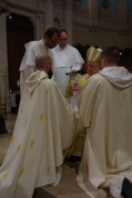L'évêque fait une onction de saint-chrême sur les mains du nouveau prêtre.