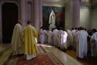 A la fin de la célébration, les frères chantent un chant à saint Dominique : O spem miram... (O merveilleux espoir...)