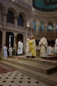 Le nouveau prêtre est alors accueilli dans le presbyterium, c'est à dire l'ensemble des prêtres, par un baiser de paix