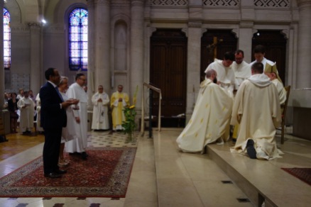 Le nouveau prêtre reçoit ensuite la patène et le calice, instruments de la célébration de l'eucharistie.