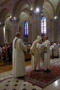 Le frère Marie-Augustin, après l'ordination, est revêtu de l'étole et de la chasuble, les vêtements du prêtre.